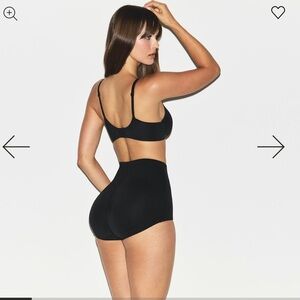 SKIMS butt enhancing padded brief color onyx size M, NWT!